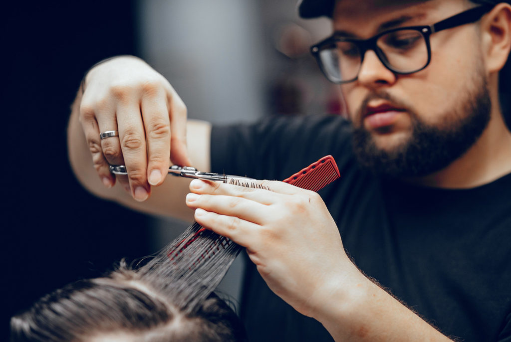 Barber en train de couper des cheuveux